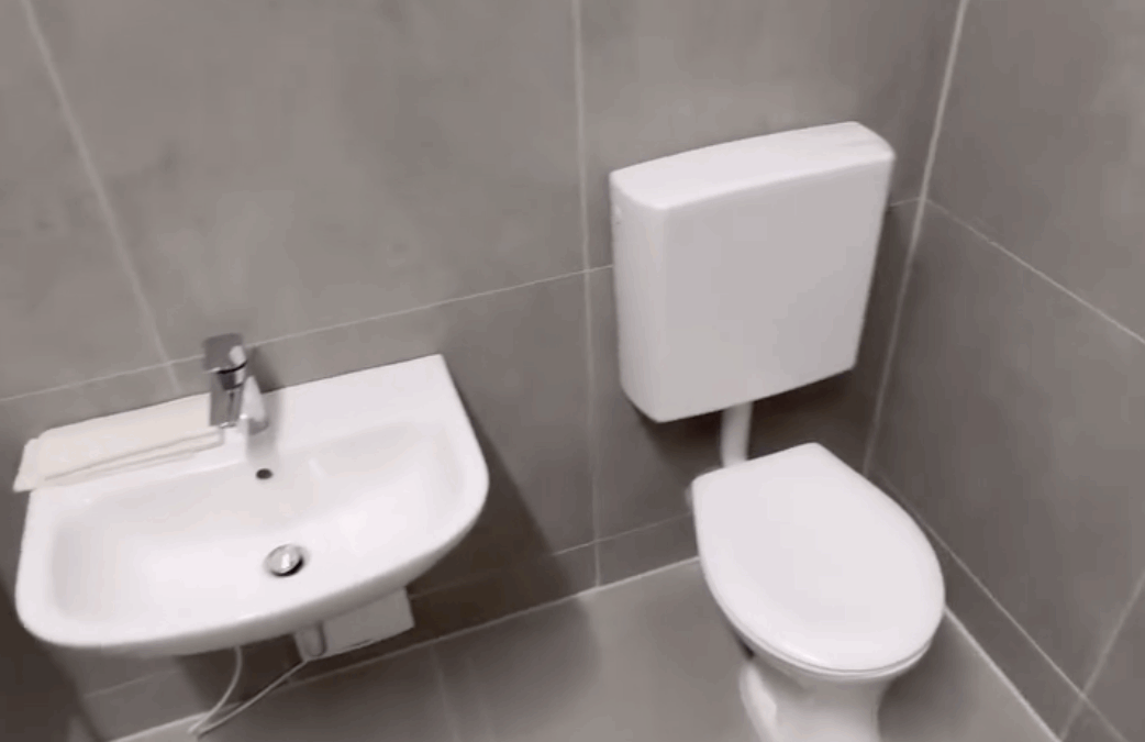 Badsanierung im Kindergarten – WC-Abtrennung & Badobjekte